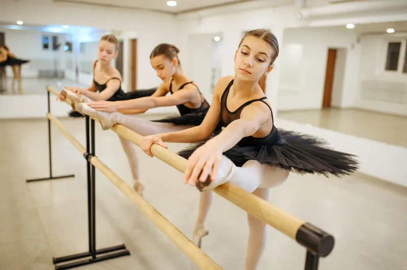 Jugendliche Tänzerinnen in einer Ballettpose